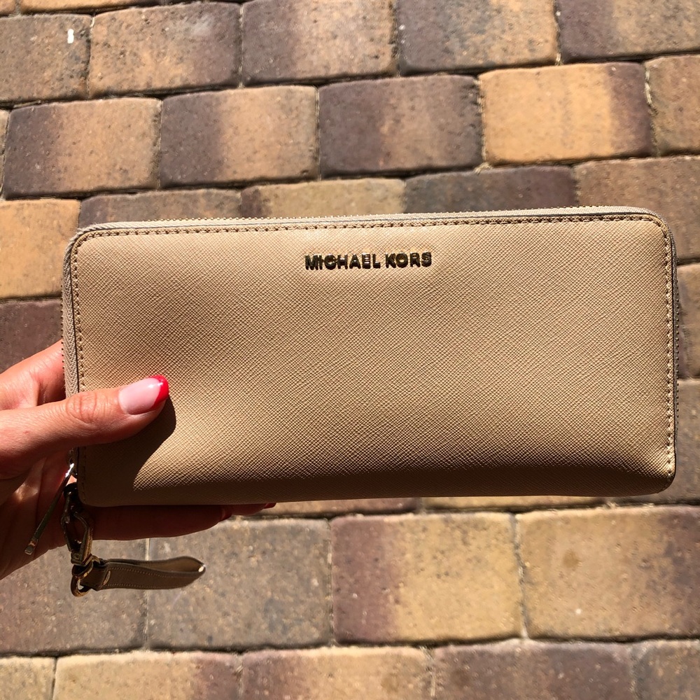 Michael Kors Leather Continental Wristlet👝 - Picture 7 of 7